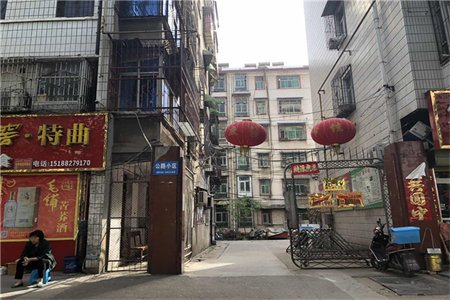 平房带小院简单装修证满两年可过户可分期